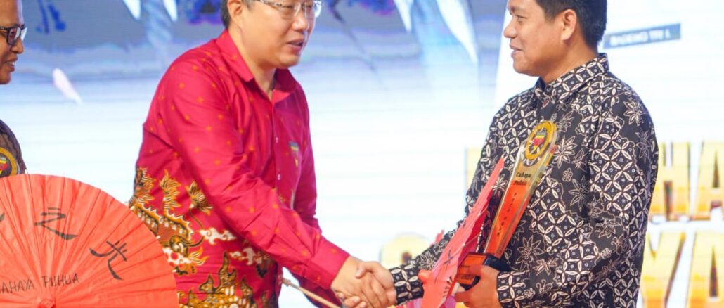 Rektor UMP Raih Cahaya Puhua Award, Perkuat Komitmen Pendidikan Multikultural