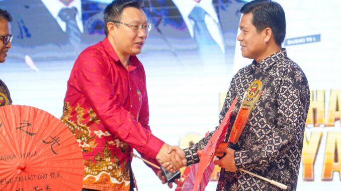 Rektor UMP Raih Cahaya Puhua Award, Perkuat Komitmen Pendidikan Multikultural