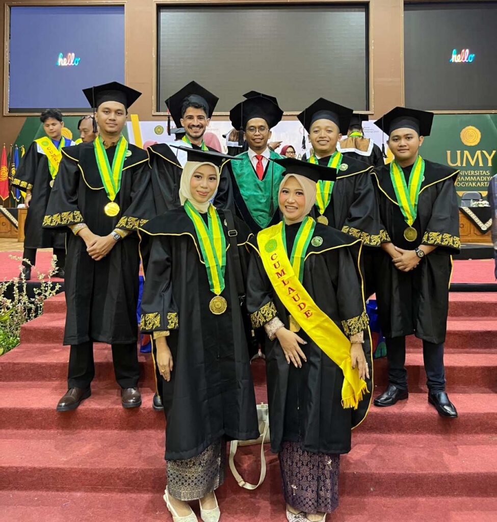 Momen Sameh bersama teman-temannya saat merayakan wisuda di UMY
