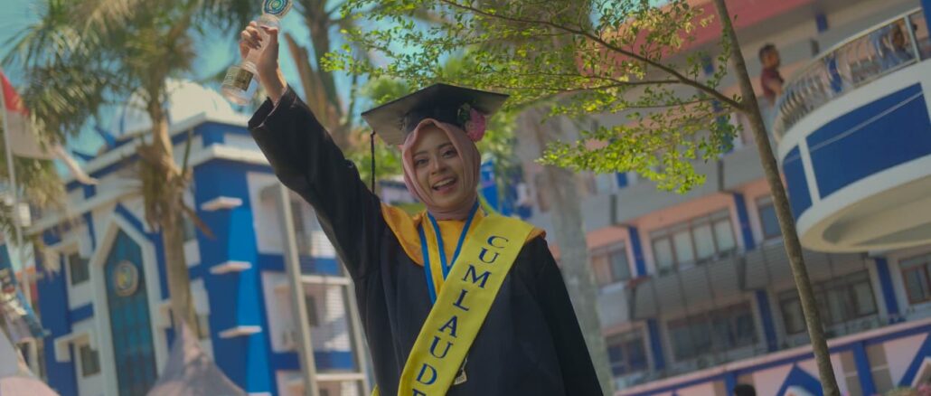Toga untuk Orang Tua di Surga Kisah Tria Fenda, Wisudawati Terbaik Unmuh Jember dengan IPK 3,99