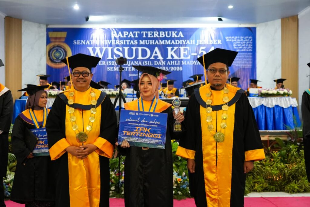 Toga untuk Orang Tua di Surga Kisah Tria Fenda, Wisudawati Terbaik Unmuh Jember dengan IPK 3,99