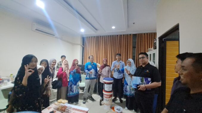 Unismuh Makassar Dorong Pengelolaan Sampah Organik melalui Sistem Komposter