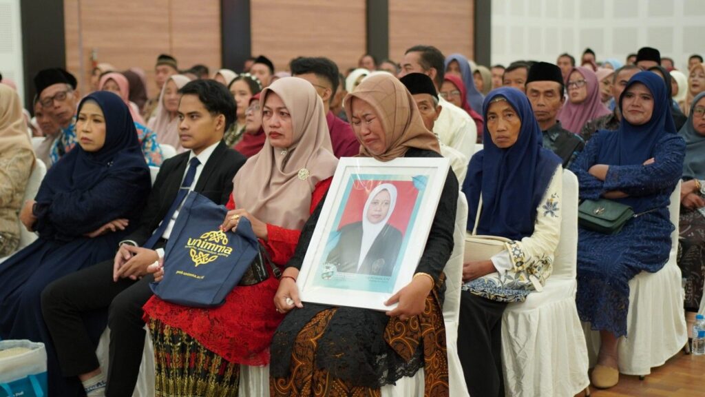 Momen Haru Warnai Wisuda UNIMMA, Ijazah Diserahkan kepada Keluarga Wisudawati yang Telah Berpulang