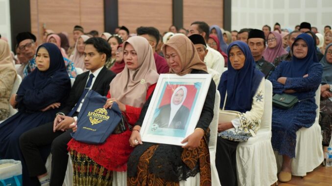 Momen Haru Warnai Wisuda UNIMMA, Ijazah Diserahkan kepada Keluarga Wisudawati yang Telah Berpulang