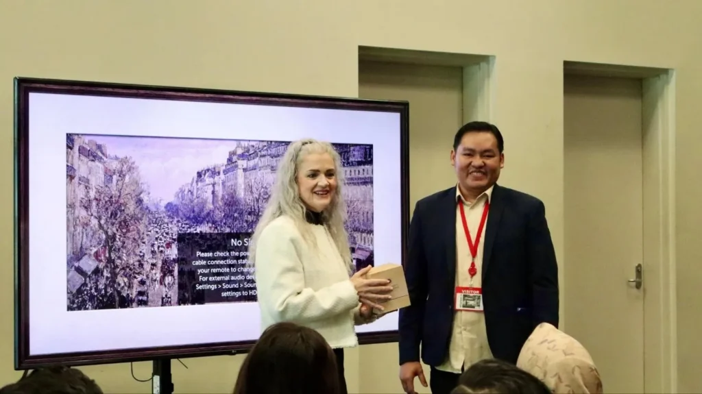 Mewakili delegasi memberikan cinderamata kepada Annabel Astbury, Head of Education Australian Broadcasting Corporation (ABC).