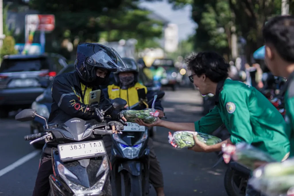 UMMI Perkuat Kemandirian Pangan, Bagikan Ratusan Paket Sayur dari Petani Lokal.