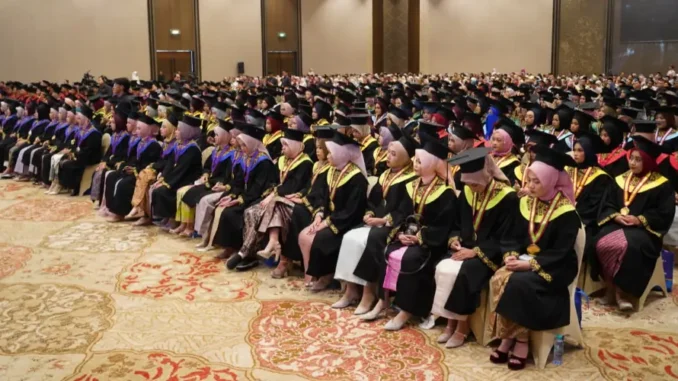 Wisuda ke-54 UMSURA Teguhkan Identitas “Kampus Para Juara”, Lahirkan Lulusan Berkarakter Unggul