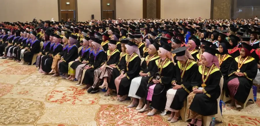 Wisuda ke-54 UMSURA Teguhkan Identitas “Kampus Para Juara”, Lahirkan Lulusan Berkarakter Unggul