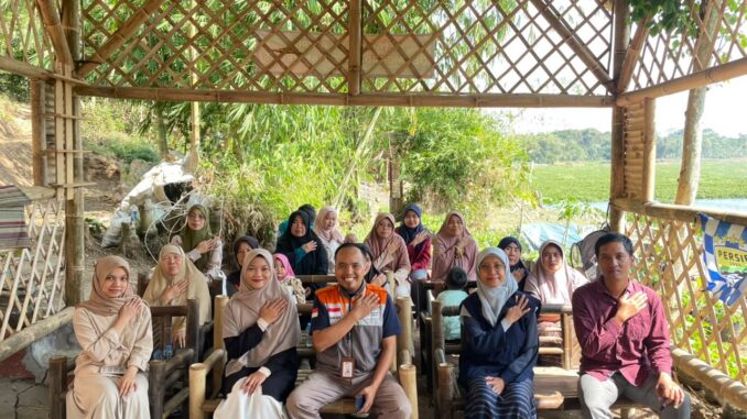Bioteknologi UM Bandung Dorong Pemberdayaan Desa melalui Ecoliteracy dan Inovasi Ecoenzyme