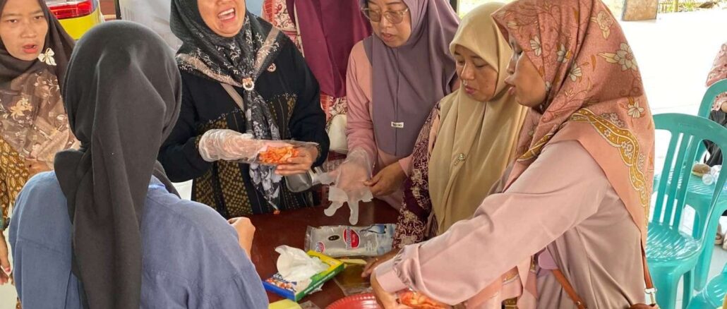Mahasiswa KKN Umsida Dorong UMKM Balungtawun Naik Kelas melalui Inovasi UMBIKA