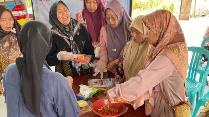 Mahasiswa KKN Umsida Dorong UMKM Balungtawun Naik Kelas melalui Inovasi UMBIKA