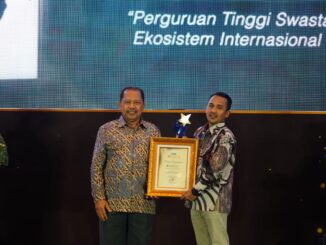 Kampus Umsura Raih Penghargaan Ekosistem Internasional Terbaik dari Radar Surabaya Awards
