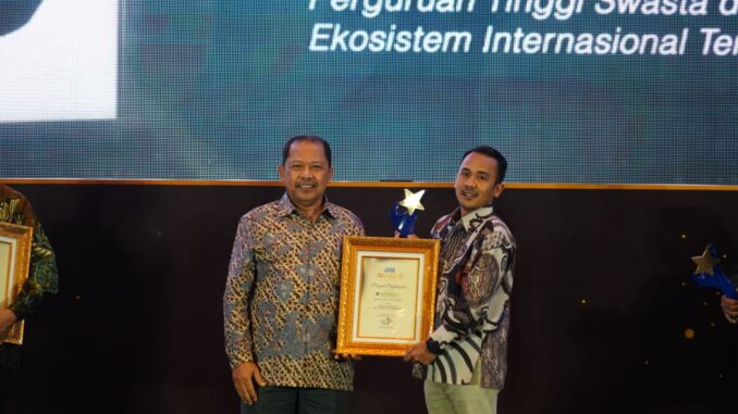 Kampus Umsura Raih Penghargaan Ekosistem Internasional Terbaik dari Radar Surabaya Awards