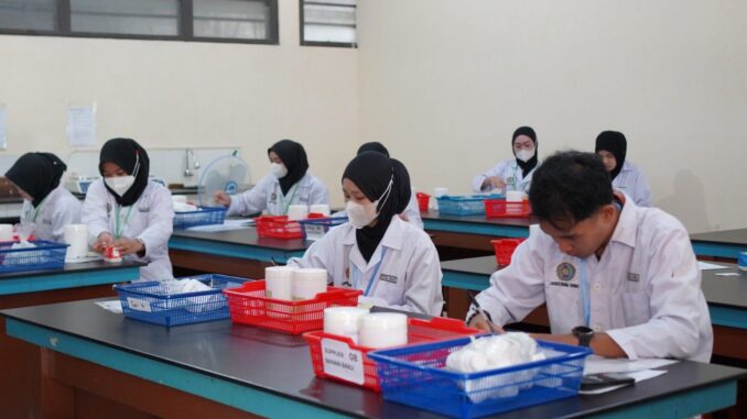 Komitmen Cetak Lulusan Siap Industri, Farmasi UNIMMA Fasilitasi Sertifikasi BNSP