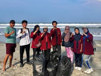 Mahasiswa IPCS UMB Implementasikan SDGs Lewat Aksi Bersih Pantai Panjang