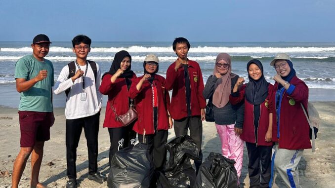 Mahasiswa IPCS UMB Implementasikan SDGs Lewat Aksi Bersih Pantai Panjang