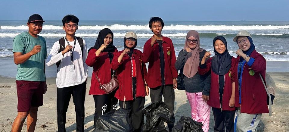 Mahasiswa IPCS UMB Implementasikan SDGs Lewat Aksi Bersih Pantai Panjang