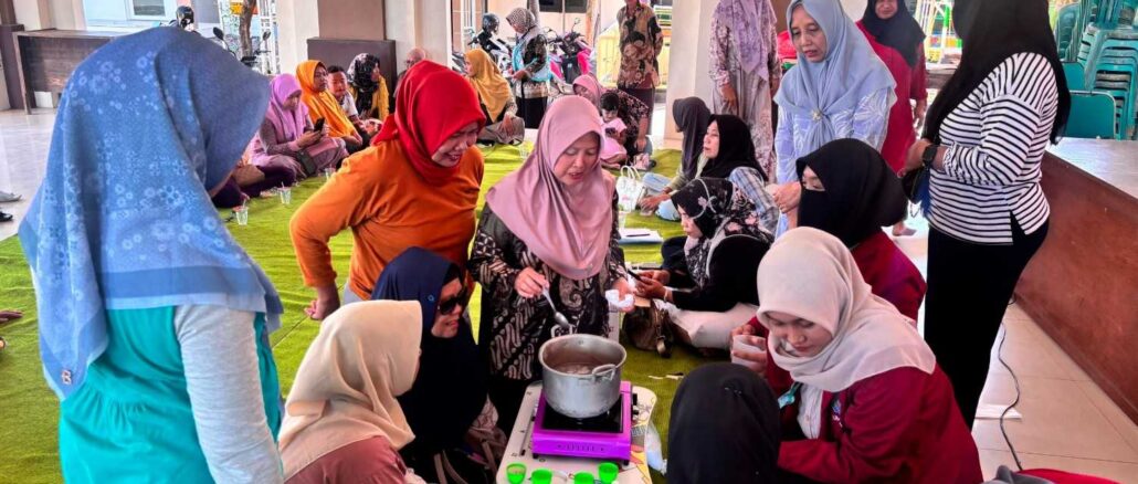 Manfaatkan Bunga Kenanga, KKN Umsida Dorong Inovasi Lilin Aromaterapi di Desa Kendalsewu
