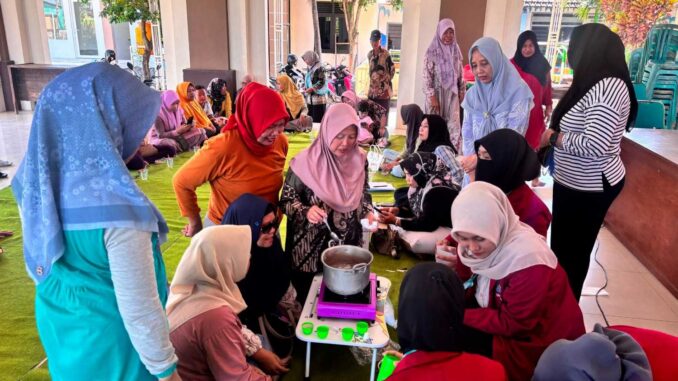 Manfaatkan Bunga Kenanga, KKN Umsida Dorong Inovasi Lilin Aromaterapi di Desa Kendalsewu