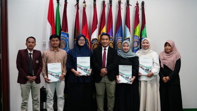 Rektor Umsura Lepas Tendik Penerima Beasiswa Luar Negeri