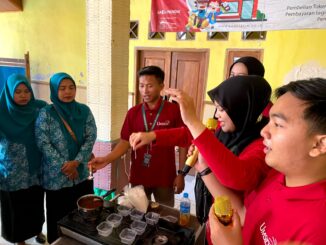 KKN-P Umsida Edukasi Warga Olah Minyak Jelantah Jadi Lilin Aromaterapi
