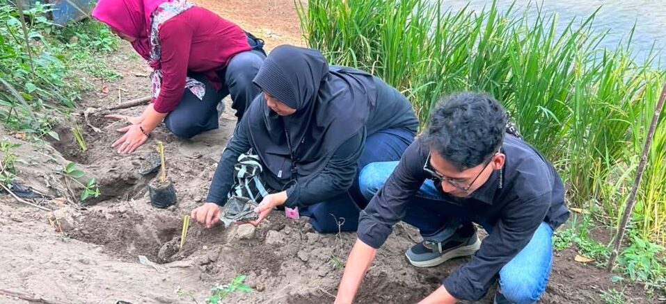 IMM UNISA Yogyakarta Tanam Vetiver, Perkuat Mitigasi Erosi Sungai Progo