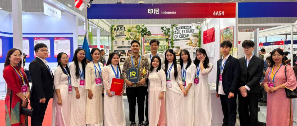 Inovasi Panel Dinding dari Limbah, Mahasiswa Arsitektur UMS Raih Medali Perak di China