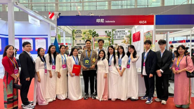 Inovasi Panel Dinding dari Limbah, Mahasiswa Arsitektur UMS Raih Medali Perak di China