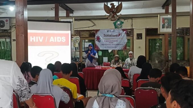 KKN Umsida Edukasi Pencegahan HIVAIDS, Dorong Kesadaran Remaja melalui Program SIGAP