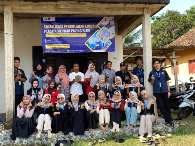 Mahasiswa KKN UM Metro Olah Limbah Plastik Menjadi Paving Block, Edukasi Warga Daya Murni