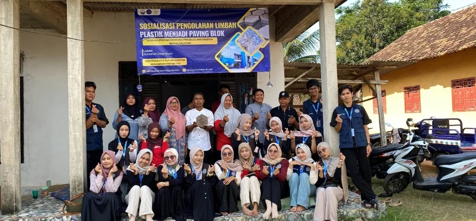 Mahasiswa KKN UM Metro Olah Limbah Plastik Menjadi Paving Block, Edukasi Warga Daya Murni
