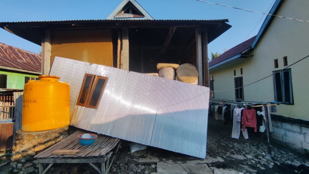 Mahasiswa KKN UMY Bantu Evakuasi Warga Pascagempa M7,7 di NTT