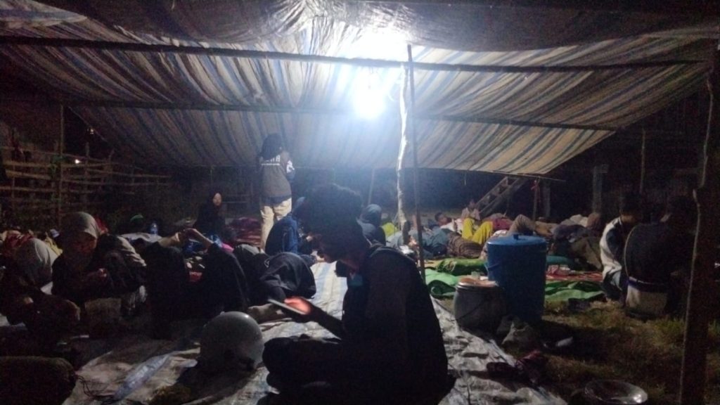 Tim KKN PENA UMY mendirikan tenda di depan posko KKN