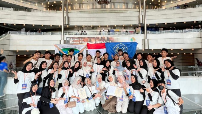 Debut Panggung Internasional, Paduan Suara UMS Raih Dua Gold Medal di Malaysia