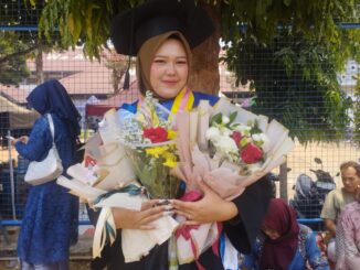 Beasiswa PSDK UMP Antar Ajeng dari Kampung Sri Rahayu hingga Bangku Wisuda