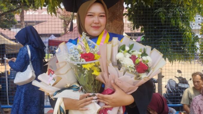 Beasiswa PSDK UMP Antar Ajeng dari Kampung Sri Rahayu hingga Bangku Wisuda