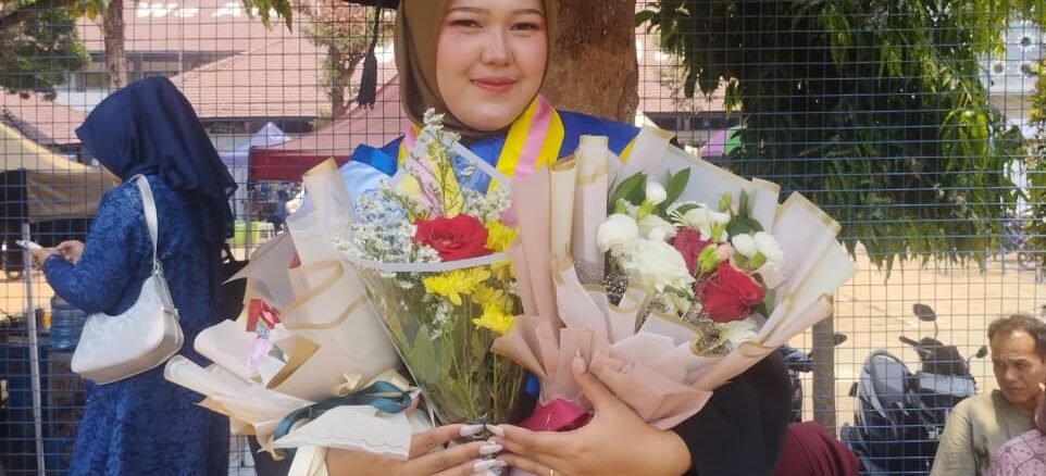 Beasiswa PSDK UMP Antar Ajeng dari Kampung Sri Rahayu hingga Bangku Wisuda