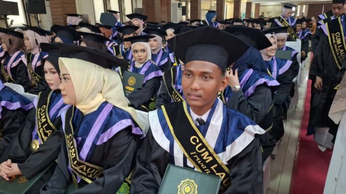 Jualan Nasi Goreng Sejak SMP, Irwan Lulus Cumlaude dari UMPP