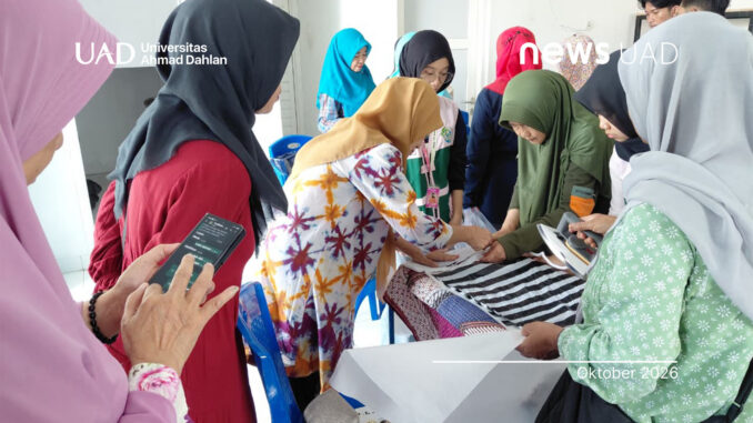 Mahasiswa KKN UAD Kenalkan Pengolahan Limbah Plastik Jadi Produk Bernilai Jual