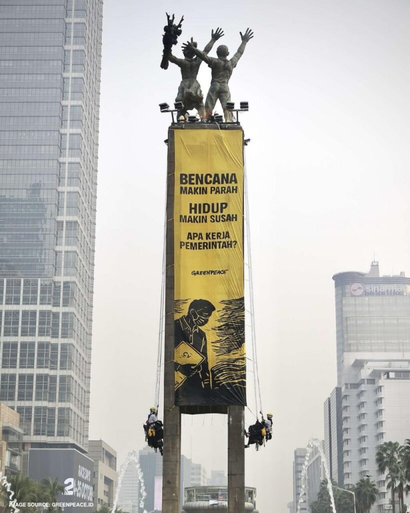 Sejumlah aktivis Greenpeace Indonesia menggelar aksi damai di kawasan Bundaran HI, Jakarta Pusat