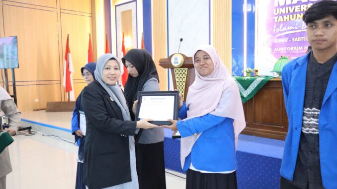 Mahasiswi UIAD Sinjai Juara I Provinsi Olimpiade Bahasa Inggris